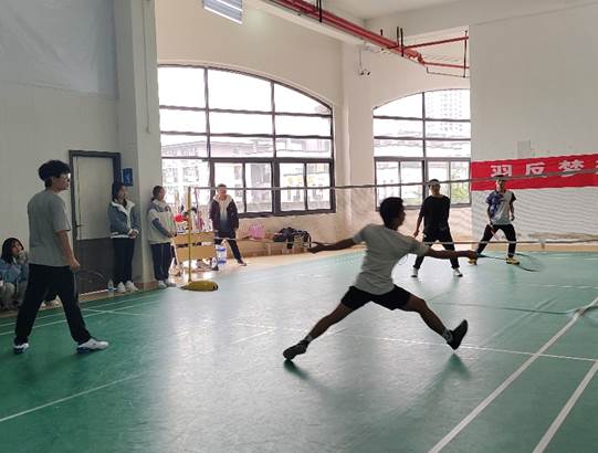 男人和女人在跳舞

中度可信度描述已自动生成