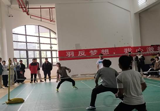 人们在看台上的人在球场上打球

低可信度描述已自动生成