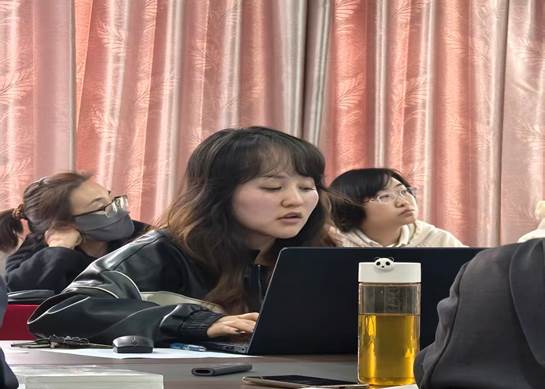 一群人看着桌子上的电脑
AI 生成的内容可能不正确。