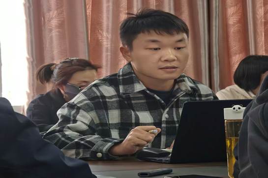 一群人在桌子前
AI 生成的内容可能不正确。