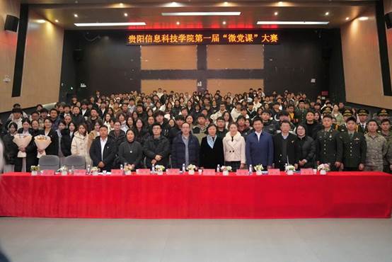 礼堂里有许多人
AI 生成的内容可能不正确。